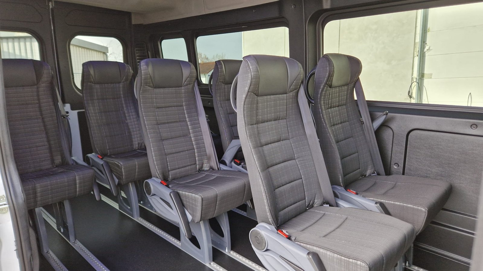 Wnętrze naszego 9-osobowego Fiata Ducato z 2026 roku (nr rej. OM3899), wygodne siedzenia dla maksymalnie 8 pasażerów