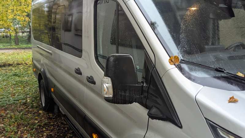 Nasz Ford Transit z 2025 roku, wykorzystywany do jednodniowych wycieczek w małych grupach z Rygi
