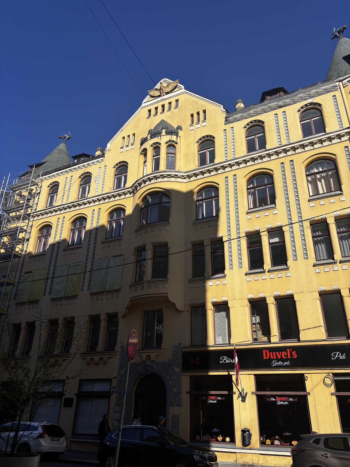 Fasada w stylu secesyjnym naprzeciwko Kociego Domu przy Meistaru iela, Stare Miasto w Rydze