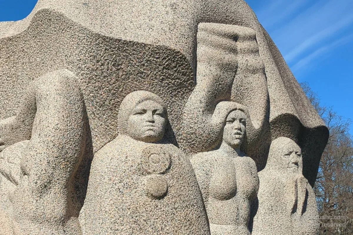 Granitowa rzeźba na Dainu kalns, Wzgórzu Dain, w Turaidzie na Łotwie