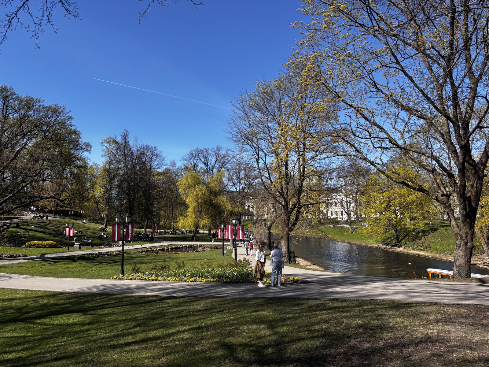 Park Bastejkalns wiosną w pobliżu Pomnika Wolności w Rydze