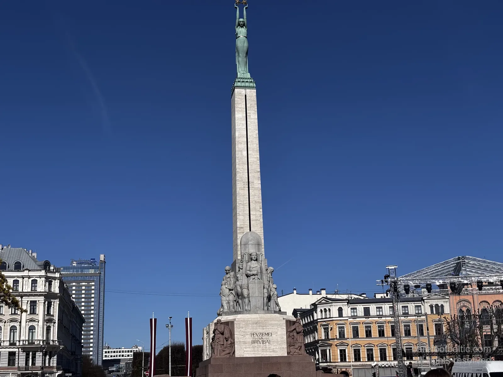 Pomnik Wolności (Brīvības piemineklis) w Rydze, z Mildą trzymającą trzy złote gwiazdy na szczycie, Łotwa.
