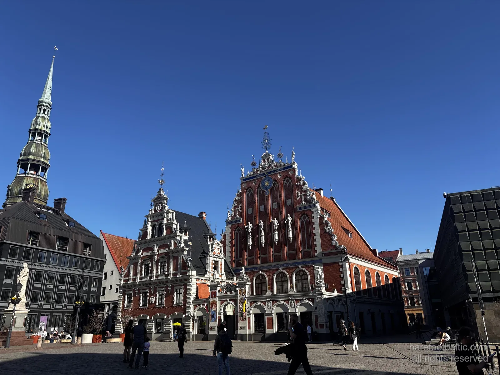 Dom Bractwa Czarnogłowych (Melngalvju nams) na placu Ratuszowym w Rydze na Łotwie, z bogato zdobioną biało-czerwoną holendersko-renesansową fasadą.