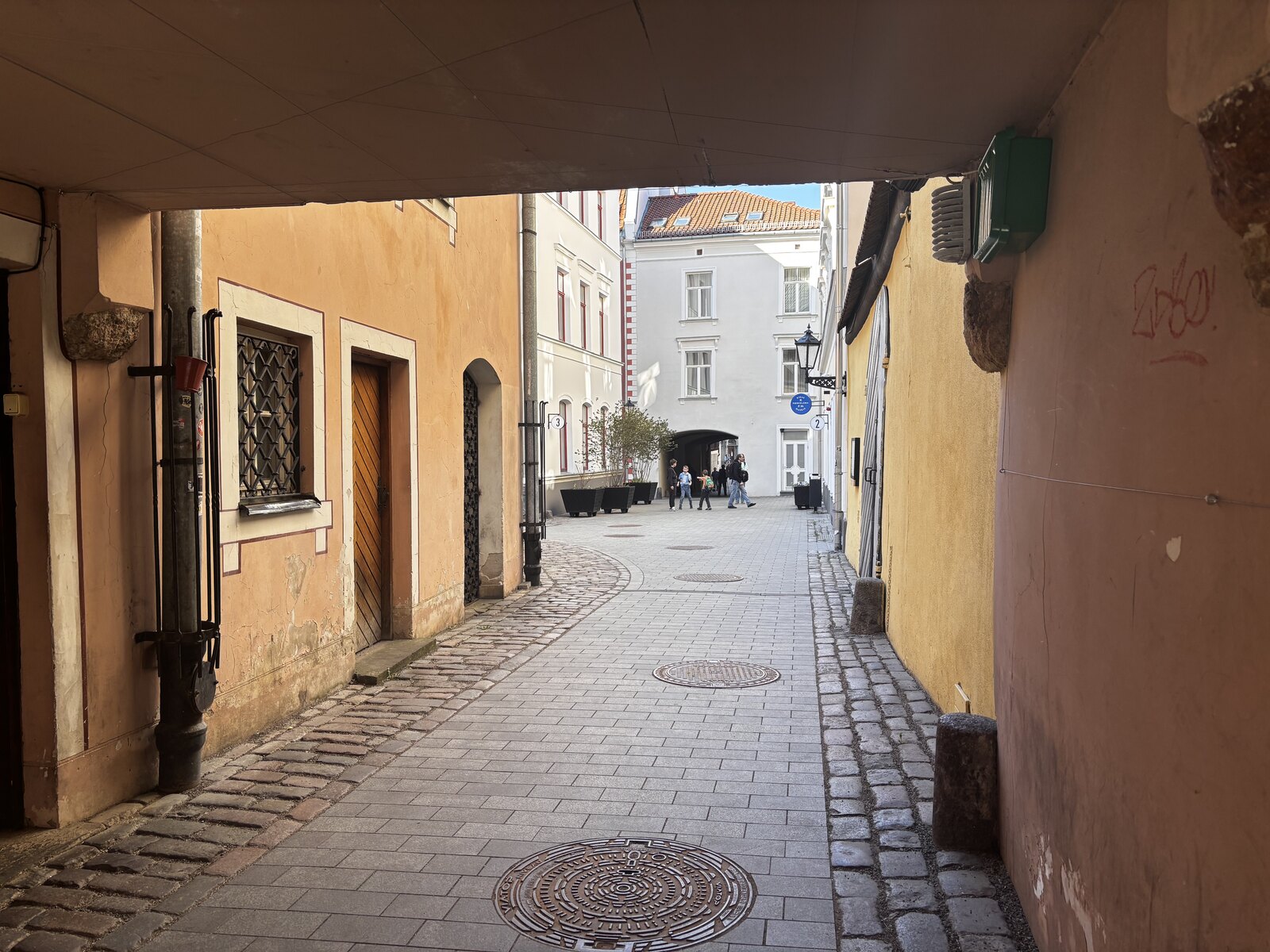 Brukowany dziedziniec wewnętrzny Konventa Sēta, średniowieczny dziedziniec klasztorny na Starym Mieście w Rydze