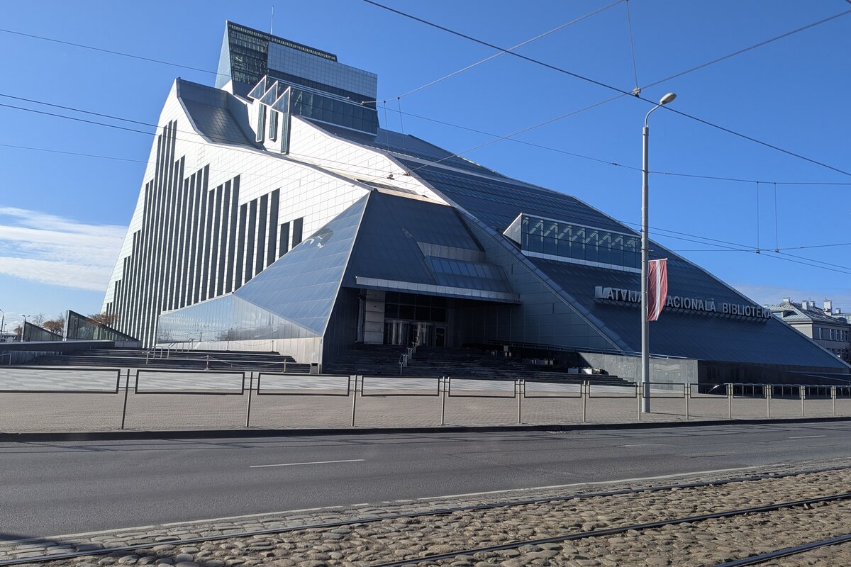 Zamek Światła, Biblioteka Narodowa Łotwy w Rydze, na tle czystego nieba.