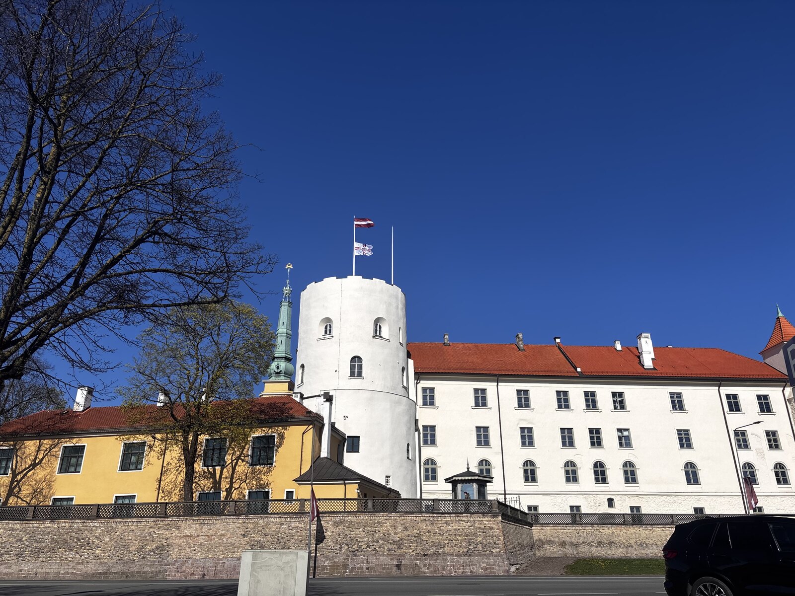Widok z boku Zamku Ryskiego nad Dźwiną — łotewska rezydencja prezydencka