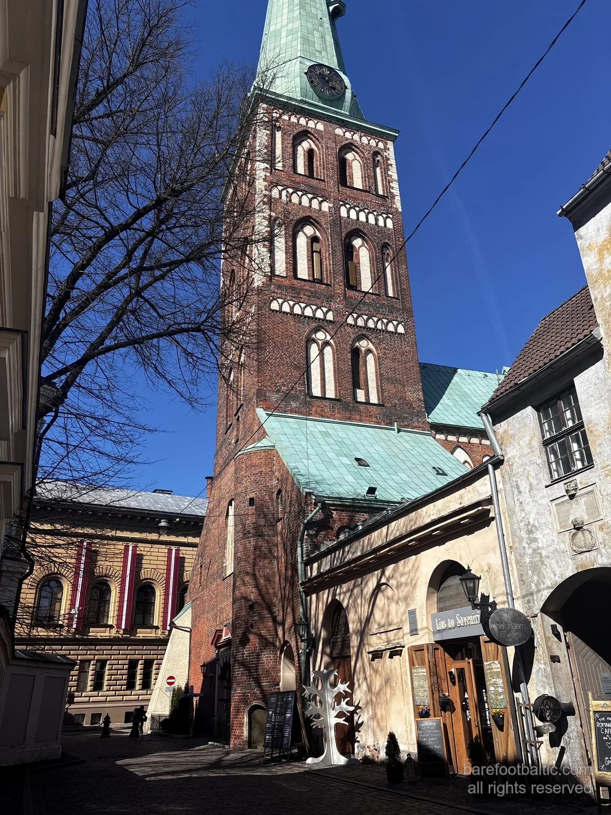 Katedra św. Jakuba (Sv. Jēkaba katedrāle) przy Jēkaba iela na ryskim Starym Mieście, Łotwa, wysoka smukła gotycka iglica nad ceglanym korpusem.