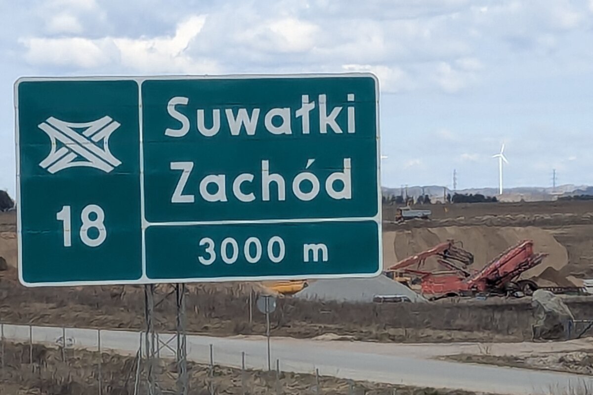 Tablica zjazdu Suwałki Zachód na ekspresówce S61 przez przesmyk suwalski, północno-wschodnia Polska.