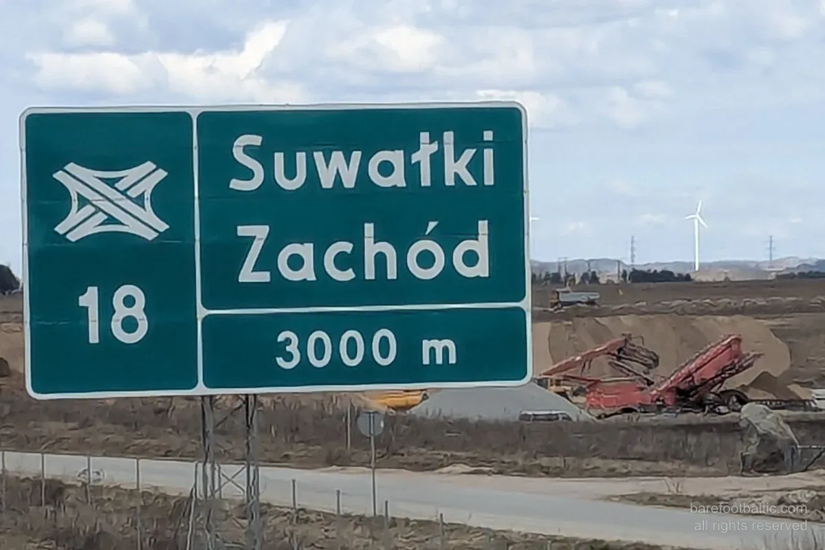 Tablica zjazdu Suwałki Zachód na ekspresówce S61 przez przesmyk suwalski, północno-wschodnia Polska.