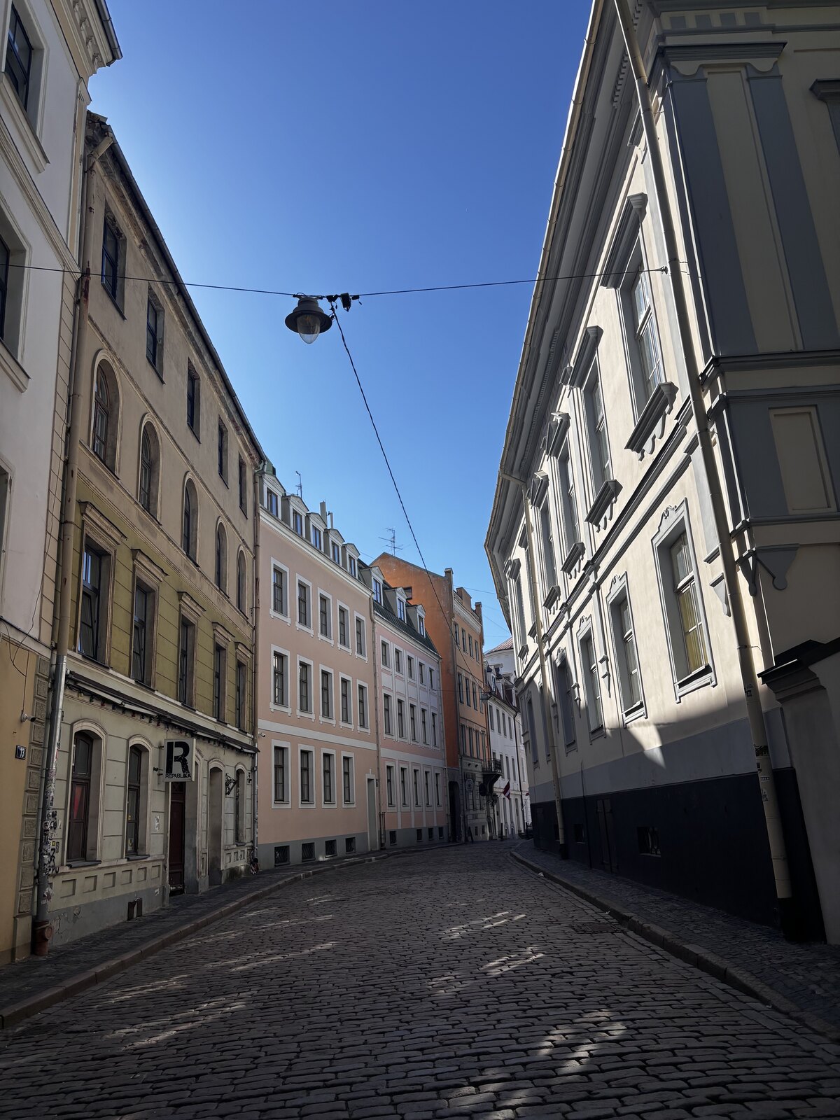 Bruk Mazās Pils iela, uliczki, przy której stoją Trzej Bracia — najstarsze kamienne domy Rygi