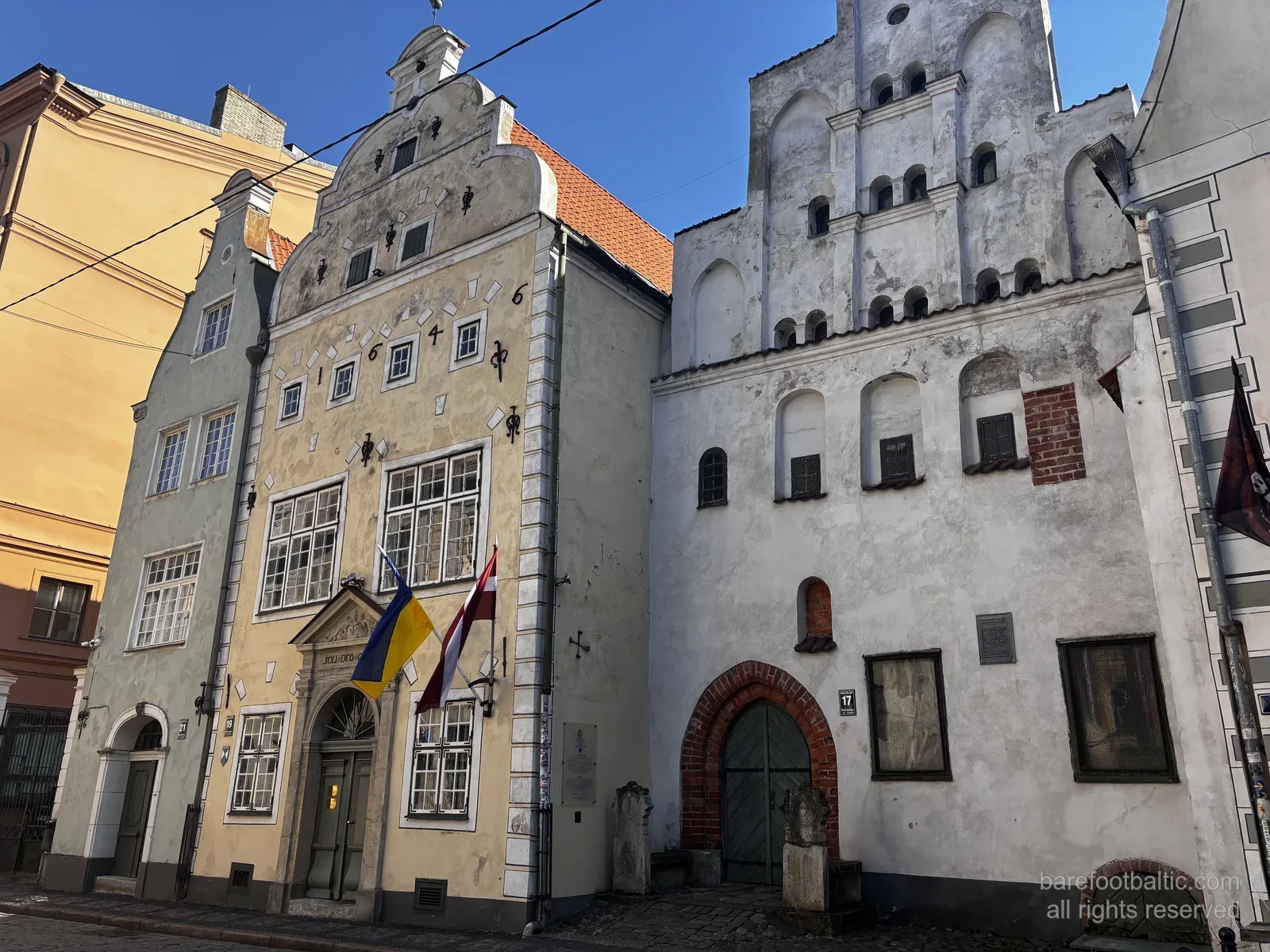 Domy Trzech Braci przy Mazā Pils iela 17, 19, 21 stojące obok siebie na ryskim Starym Mieście, Łotwa.