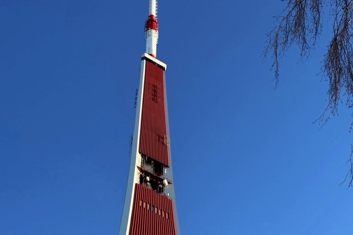 Mająca 368.5 m ryska wieża telewizyjna, najwyższa wolnostojąca budowla w Unii Europejskiej.