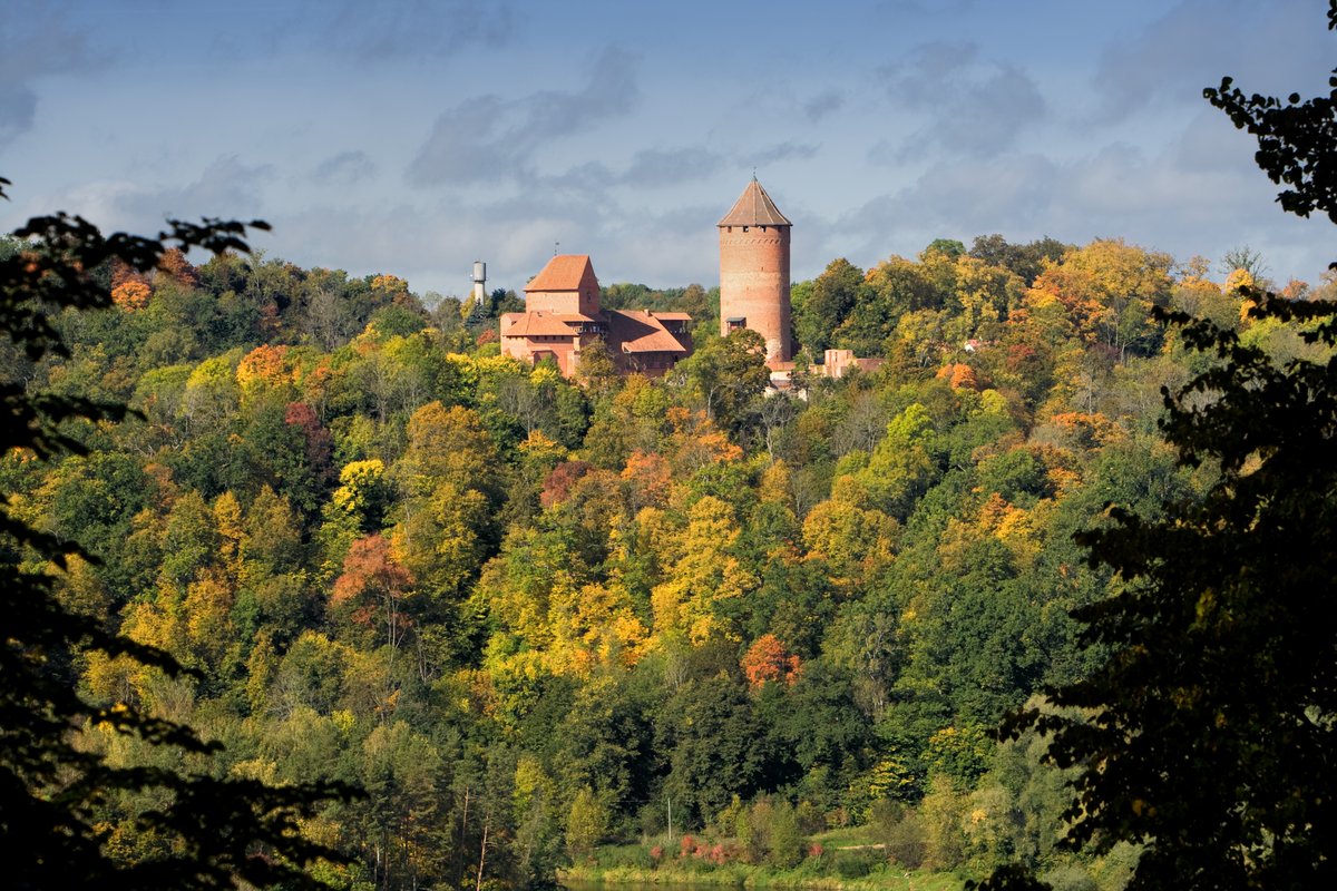 Widok z lotu ptaka na ceglany zamek Turaida, Sigulda, Łotwa