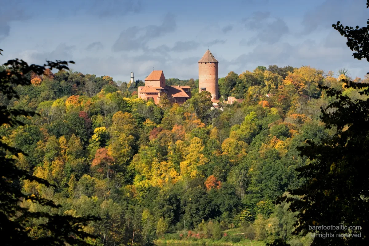 Widok z lotu ptaka na ceglany zamek Turaida, Sigulda, Łotwa