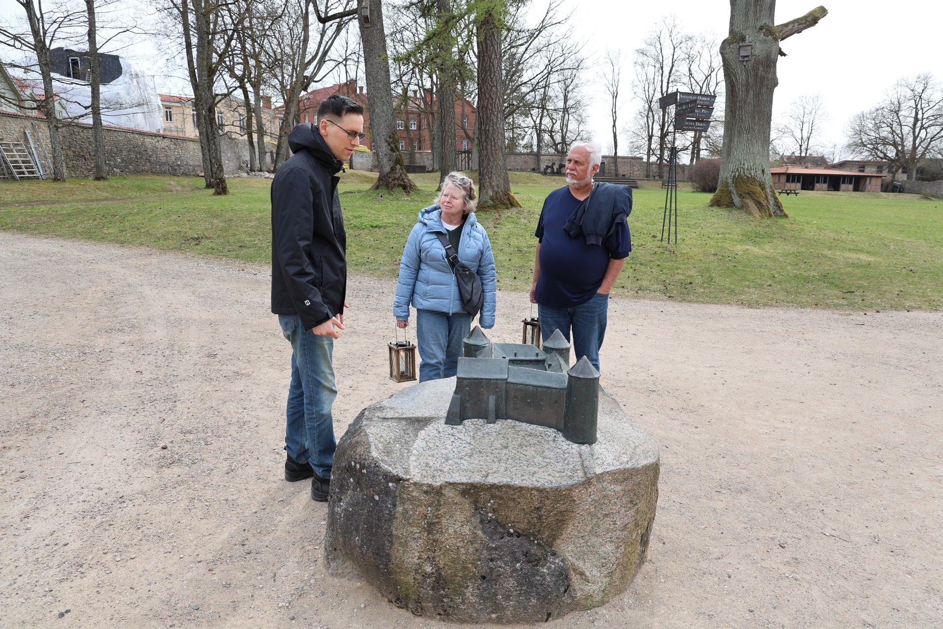 Dotykowy brązowy model zamku Cēsis, z grupą wycieczkową