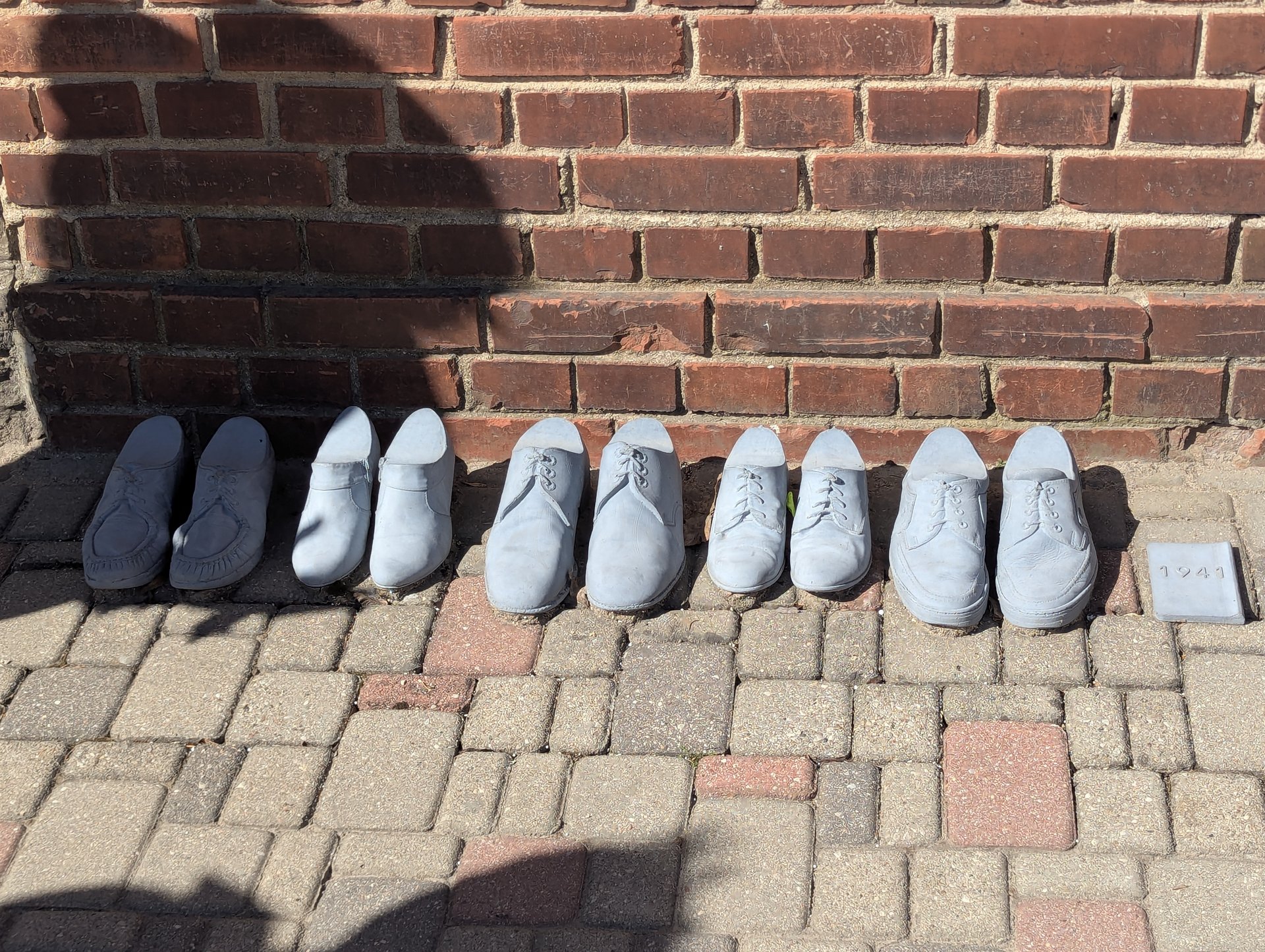 Pamiątkowe buty przed dawnym domem żydowskiej rodziny zamordowanej w Holokauście, stare miasto Cēsis