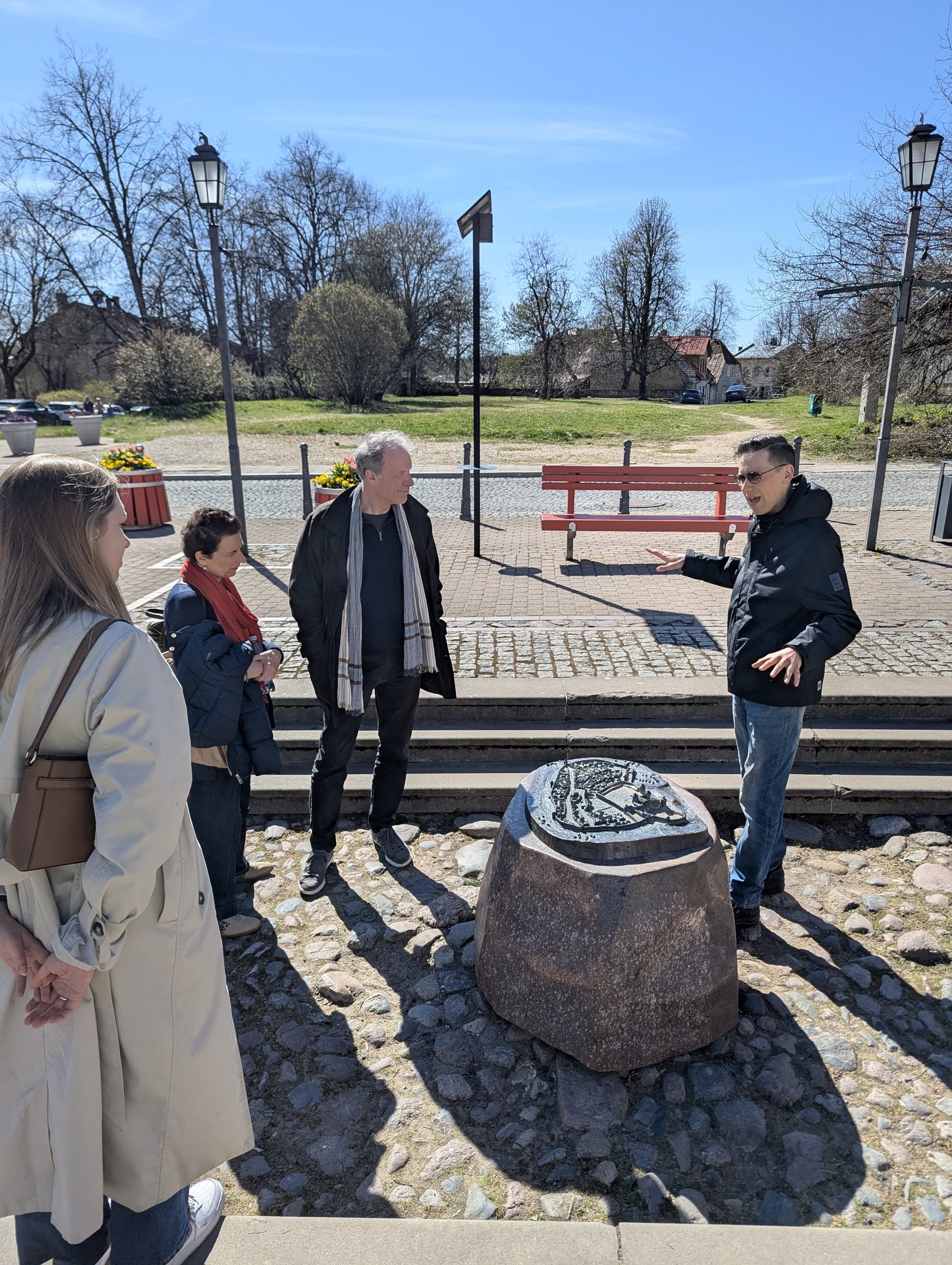 Przewodnik objaśniający historyczny kamień znacznikowy na&nbsp;starym mieście Cēsis