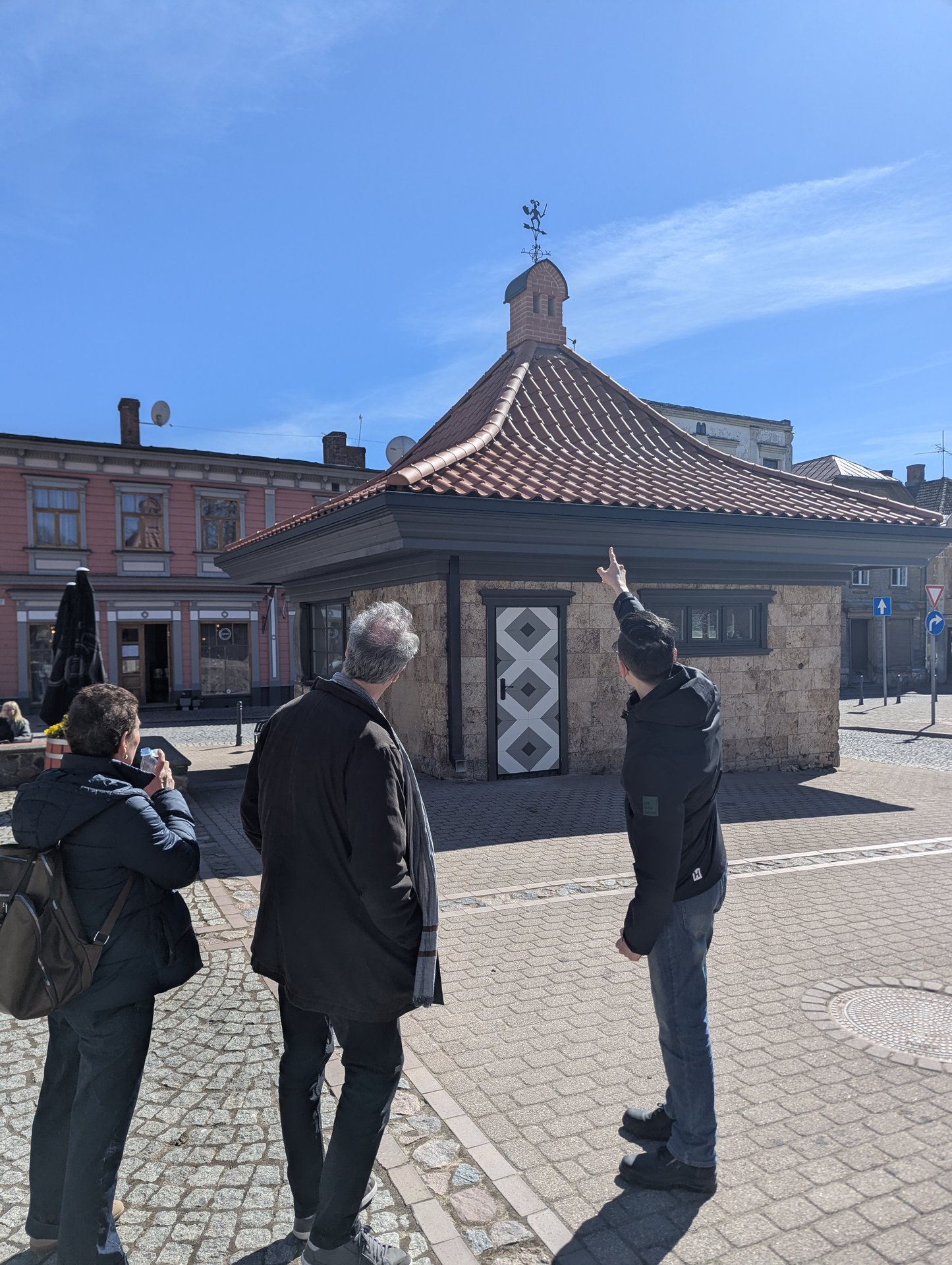 Spacer po&nbsp;starym mieście Cēsis, mała budka wagi miejskiej