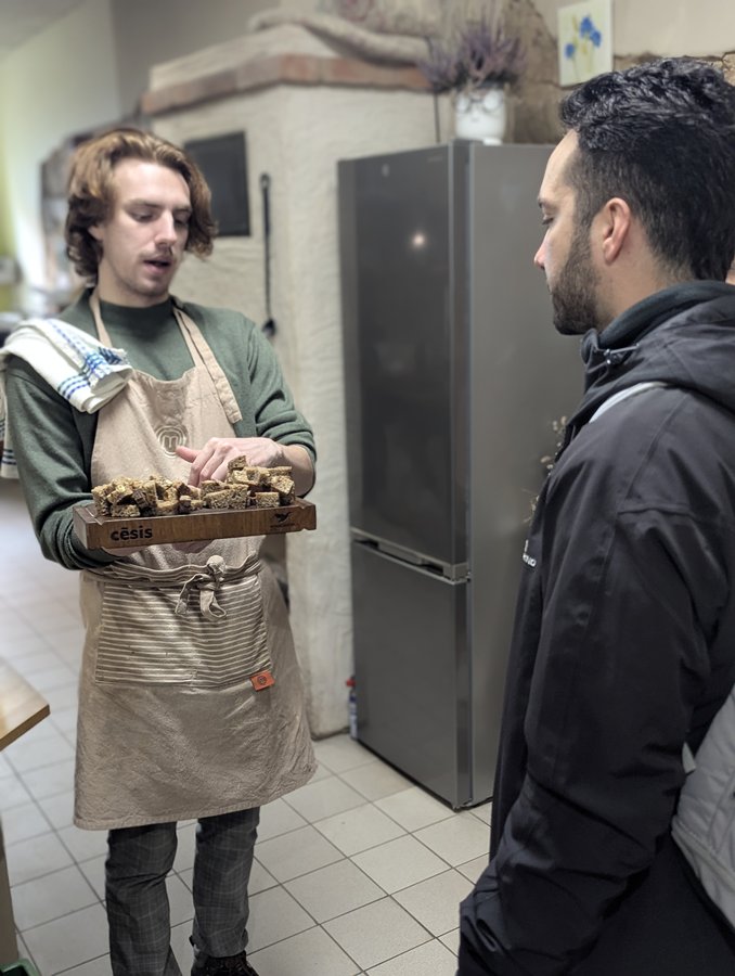 Piekarz w&nbsp;Česu Maize wyrabiający tradycyjny chleb żytni