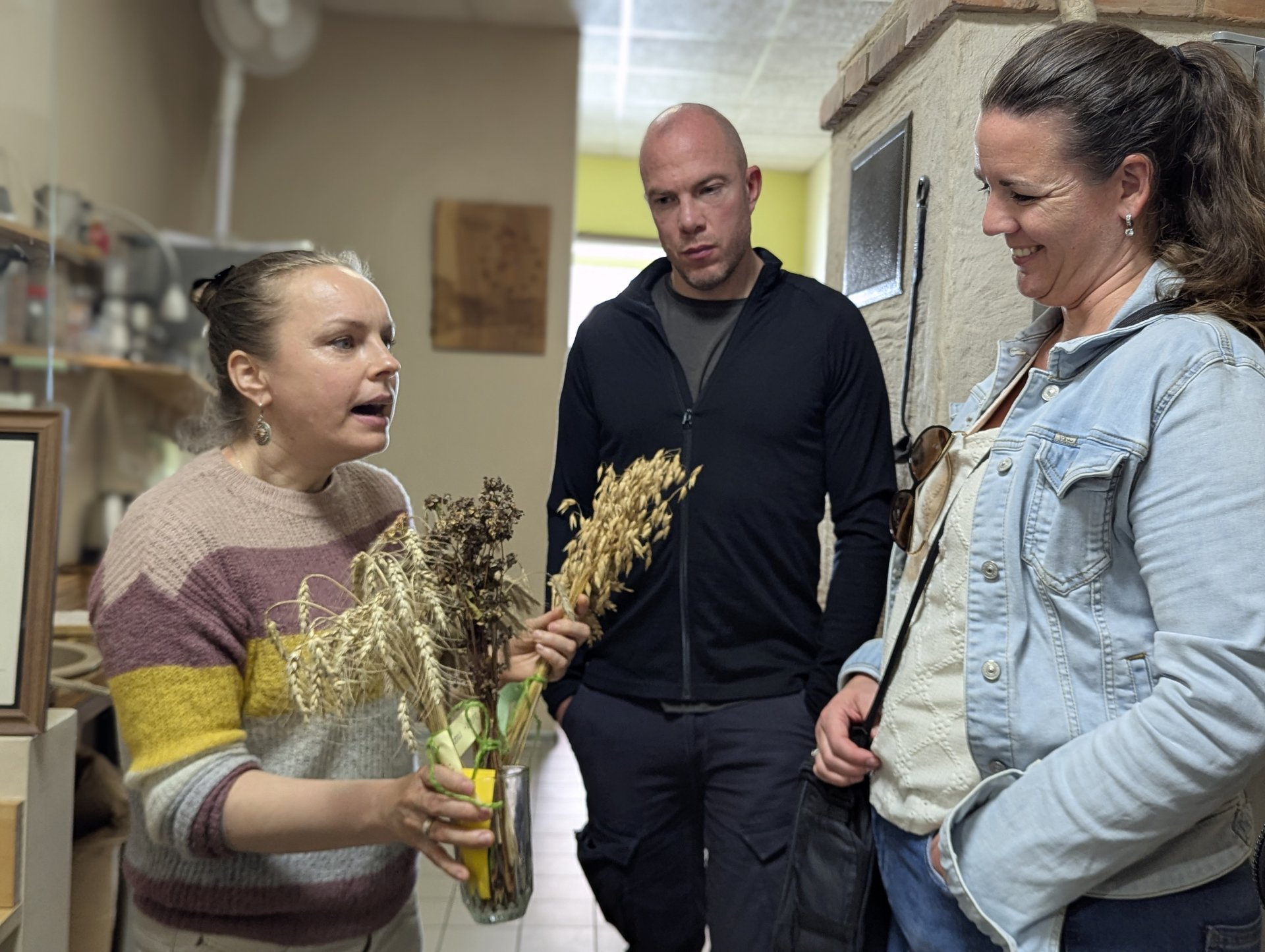 Pokaz snopów zboża dla gości w&nbsp;piekarni Cēsu Maize
