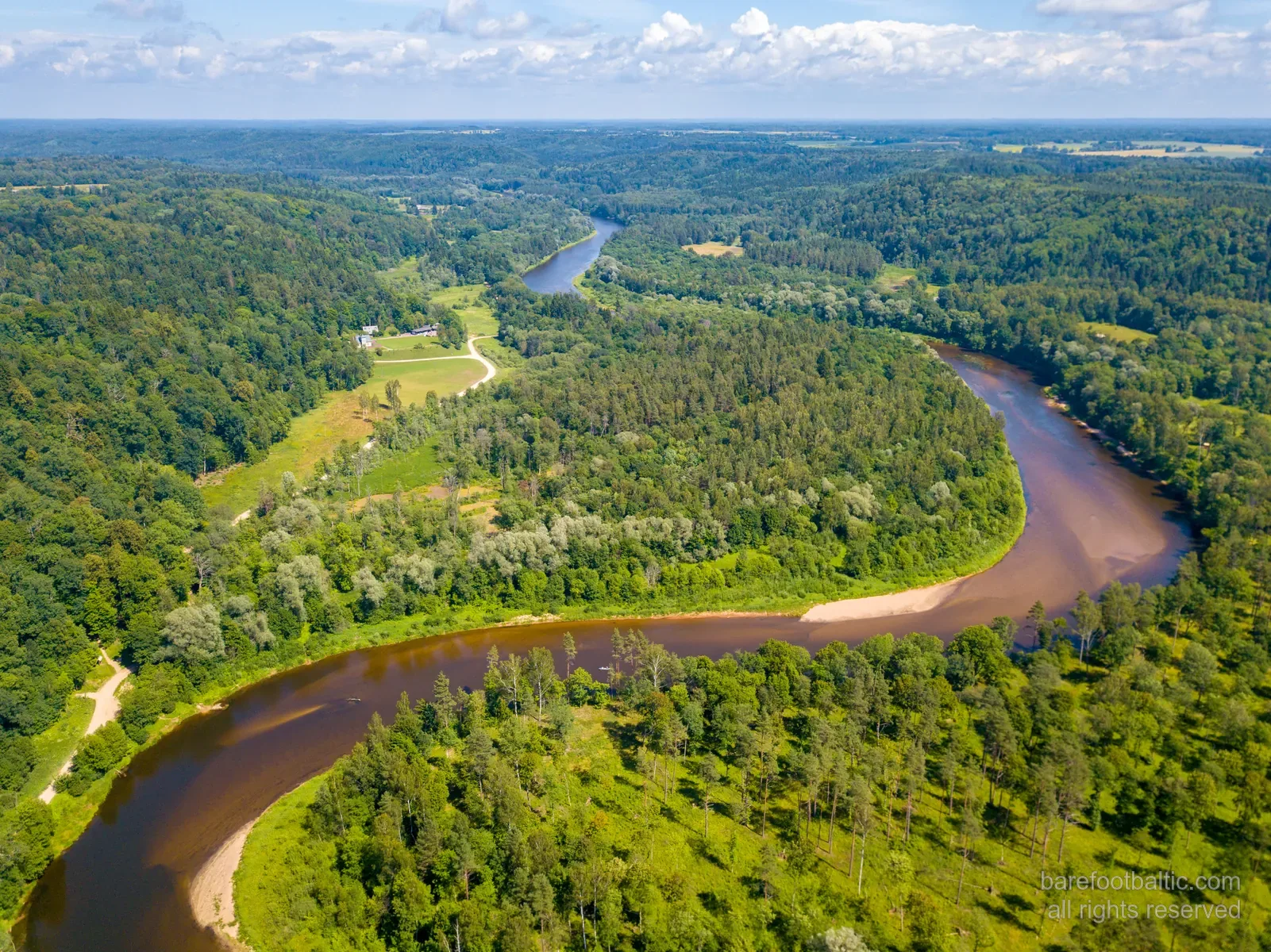 Widok z lotu ptaka na ceglany zamek w Turaidzie, Sigulda, Łotwa