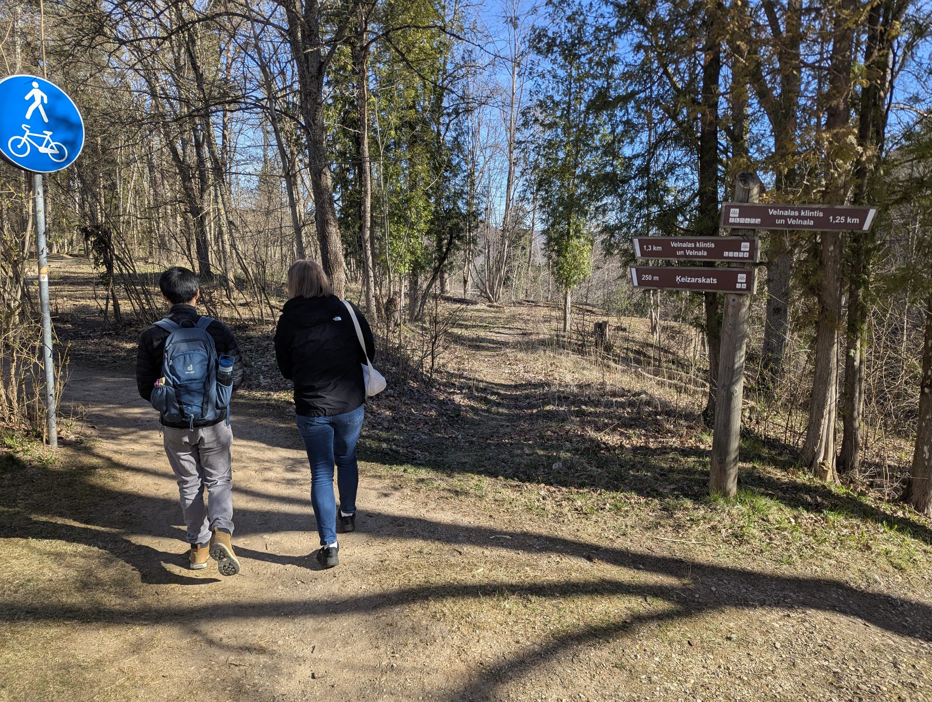 Goście na szlakach spacerowych doliny Gauji w okolicy Velnu klints