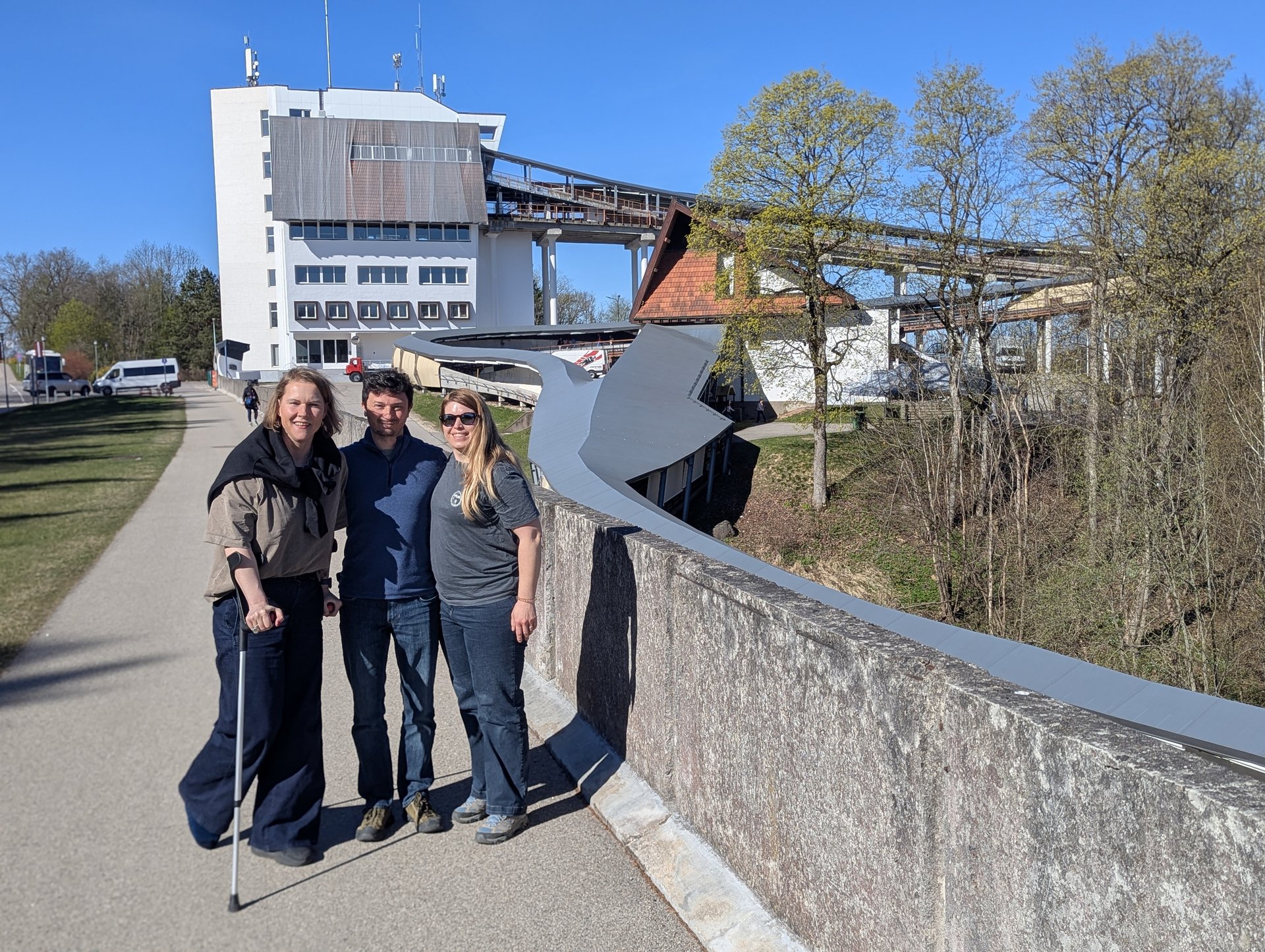 Grupa wycieczkowa przy olimpijskim torze bobslejowym i saneczkowym Sigulda