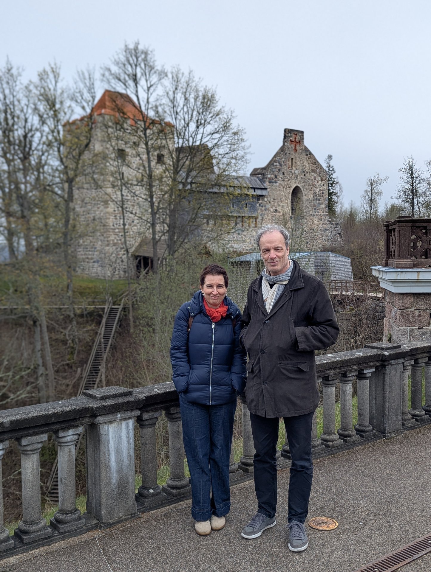 Goście przy moście średniowiecznego zamku Sigulda