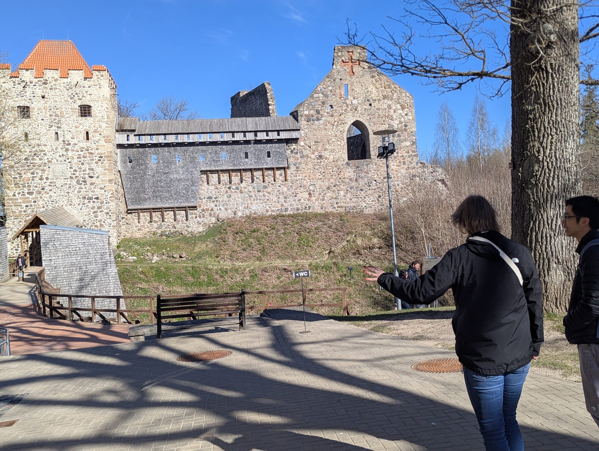 Odwiedzający na ścieżce do ruin średniowiecznego zamku Sigulda
