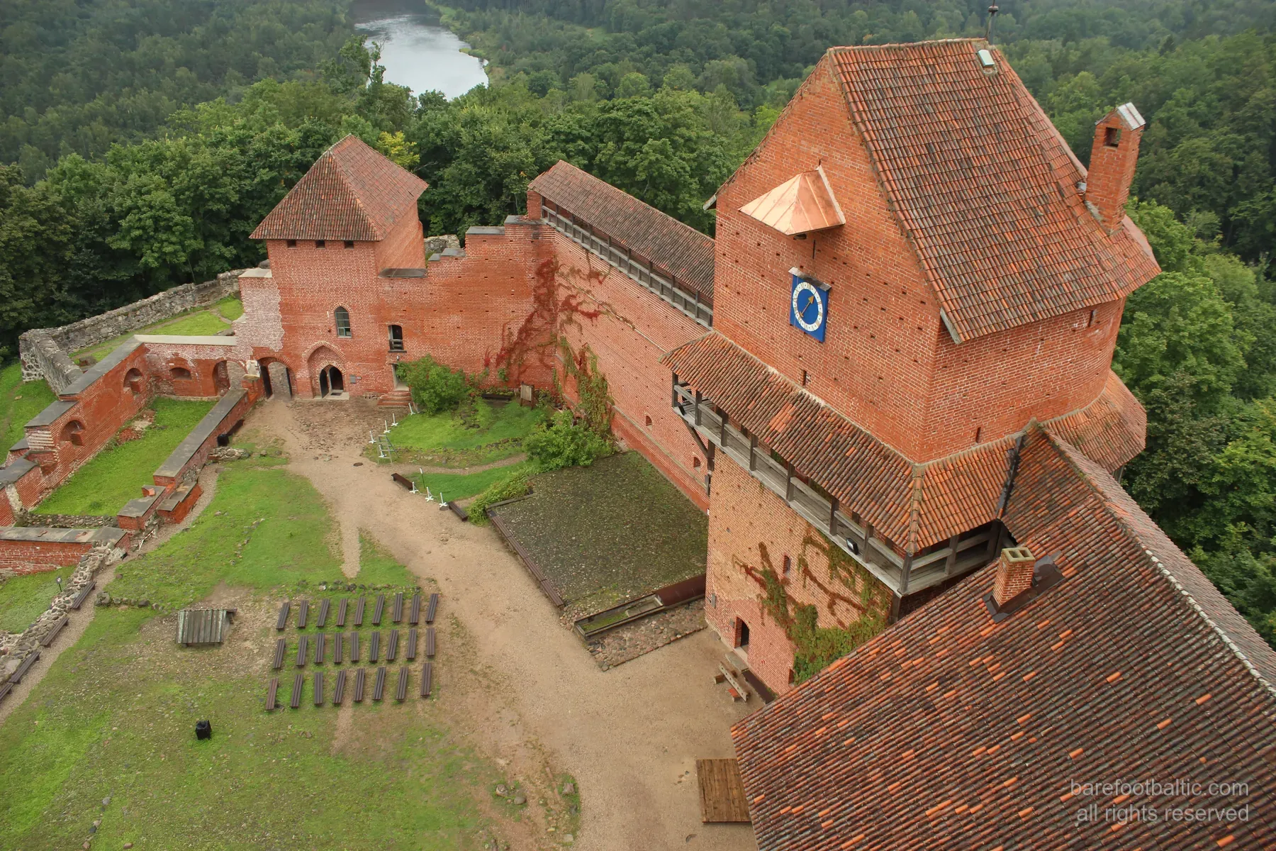 Widok z lotu ptaka na zamek Turaida z czerwonej cegły nad doliną Gauji, Sigulda, Łotwa