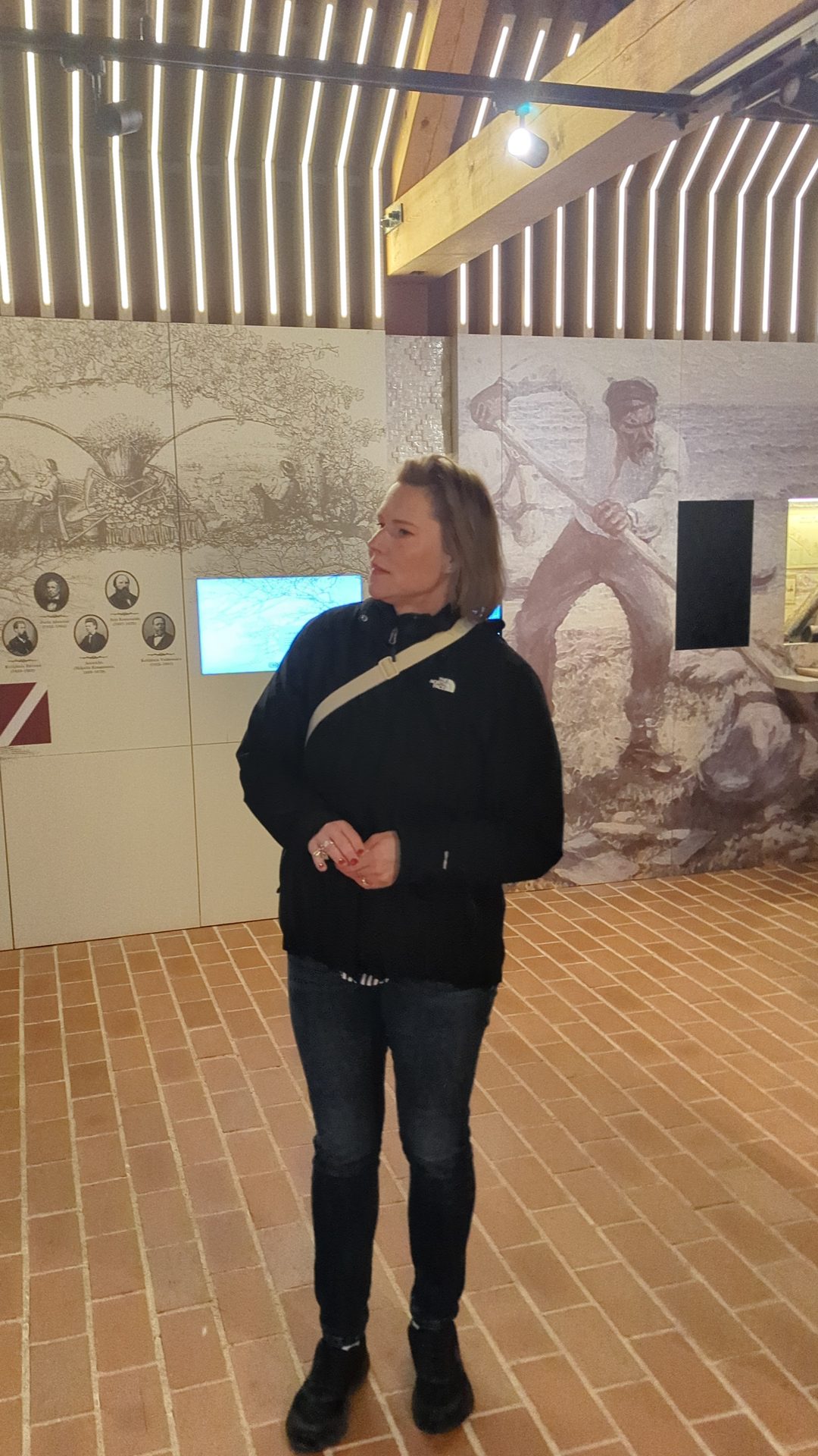 Przewodnik przy ekspozycji rezerwatu muzealnego Turaida