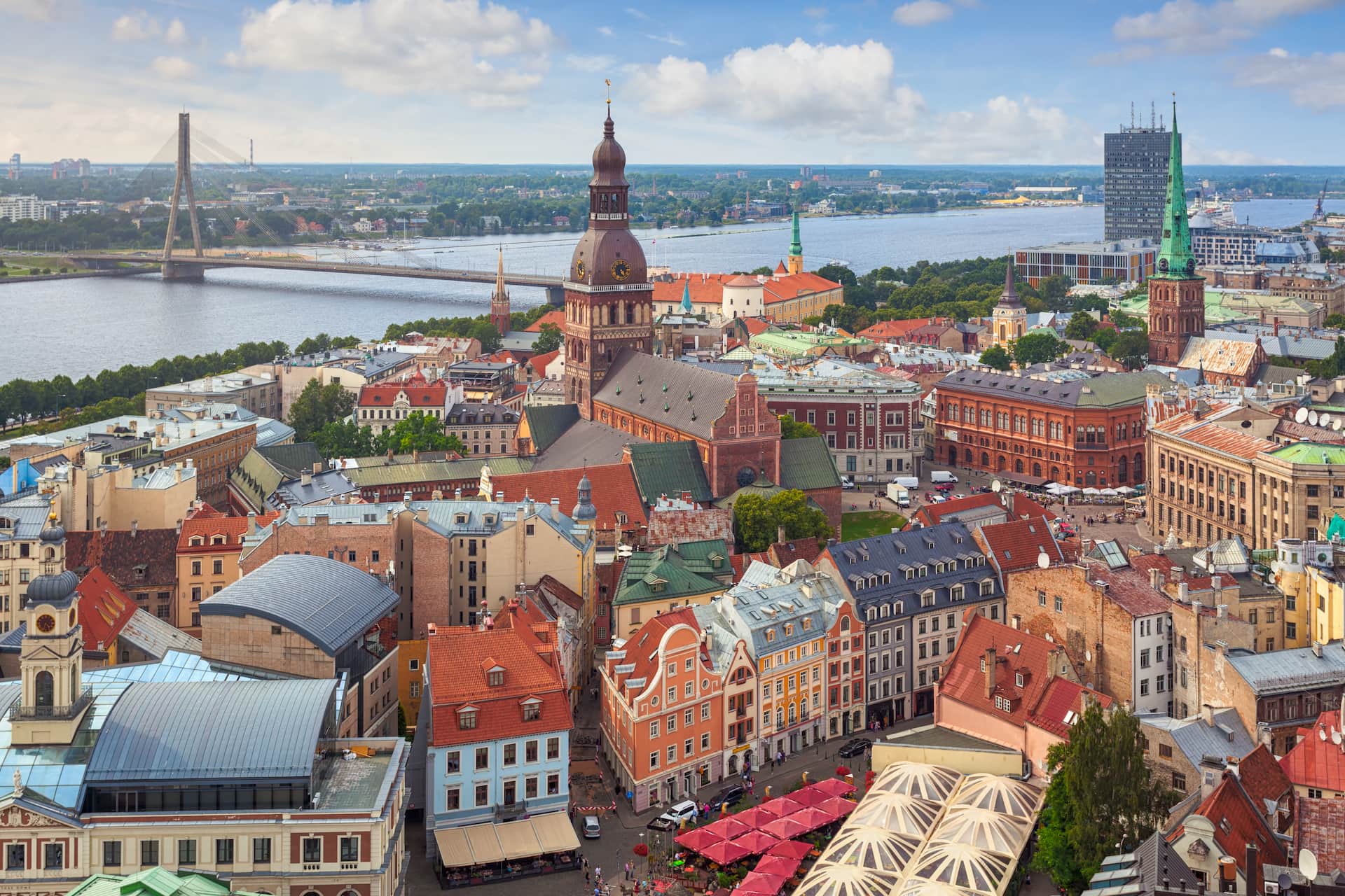 Widok z lotu ptaka na Stare Miasto Rygi i rzekę Daugawę