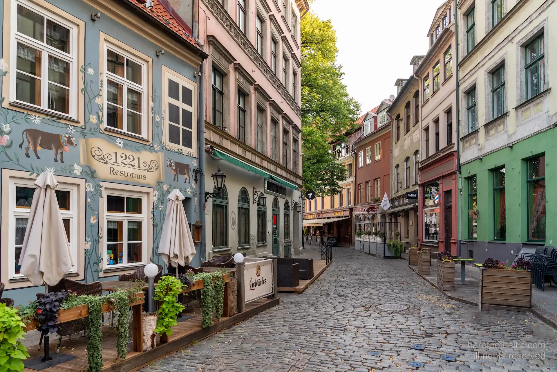 Posąg Rolanda w Rydze i Dom Bractwa Czarnogłowych, miasto porównane z Tallinnem i Wilnem.
